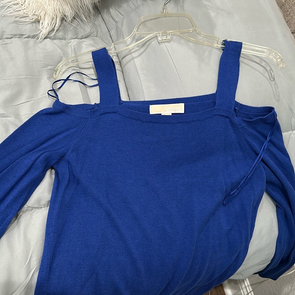 Ladies Sweater
Size Medium